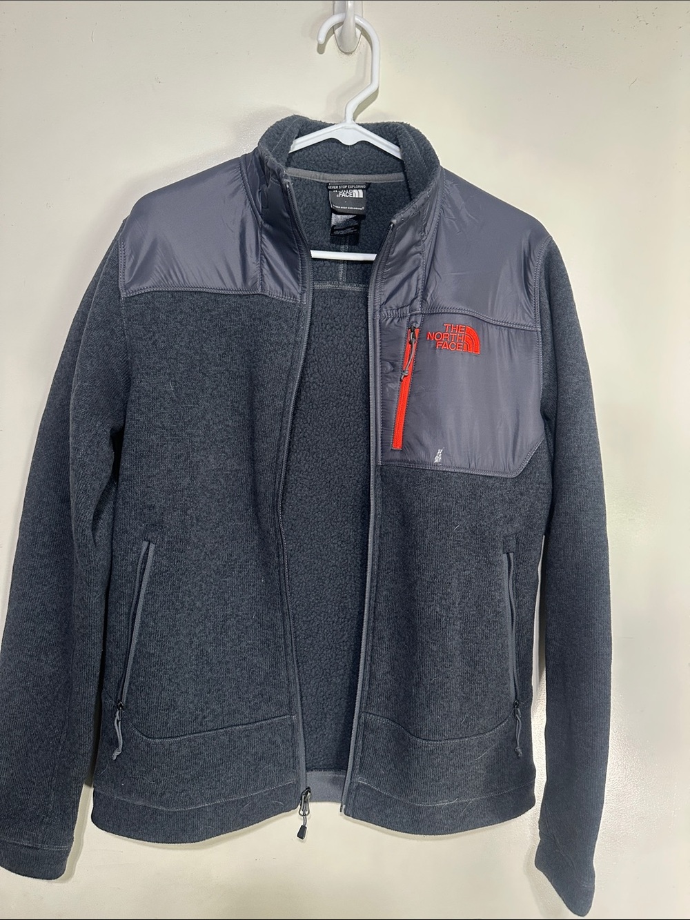 The North Face Men’s Charcoal Gray Fleece Jacket with Red Zip Accent